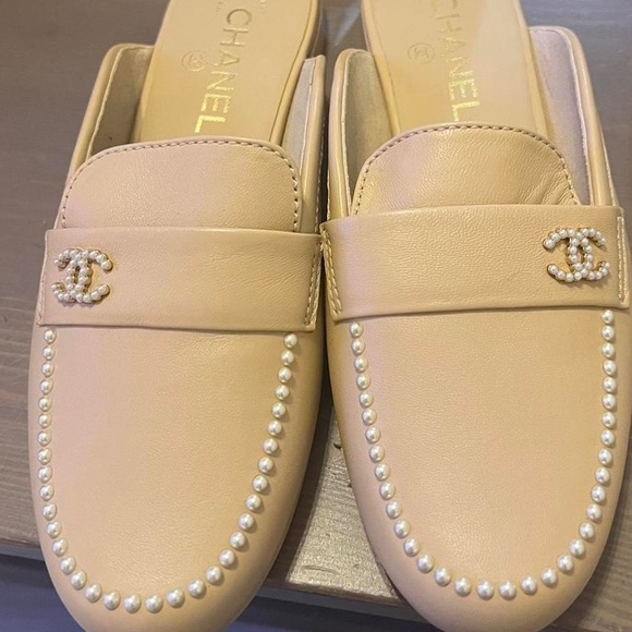 Brand New! Chanel 20P Beige Lambskin Pearl CC logo Backless slide Mule Loafer - Picture 2 of 8